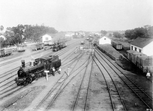 Suasana stasiun Maos tahun 1919 dan lokomotif SS600 tampak sedang melakukan aktivitas langsiran(source: tropenmuseum, nederland)