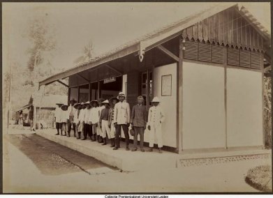 Pegawai pribumi di perhentian trem Kendalpajak tahun 1919. Sayangnya bangunan perhentian ini kini telah dibongkar.(source: Universiteit Leiden)