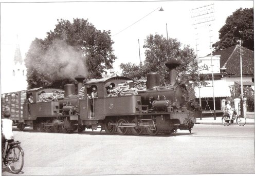 Traksi ganda MS23 dan MS24 melintas tengah kota Malang di kawasan Kajoetangan pada 26 Juli 1939. Saat itu dikeluarkan peraturan membunyikan peluit lokomotif terus-menerus untuk memberi tanda bahwa ada trem uap yang lewat(source: KITLV)